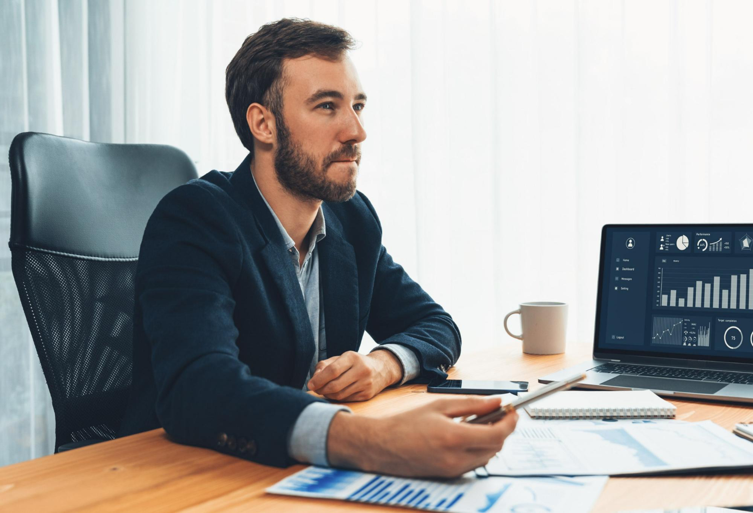 Expert-comptable analysant des bilans